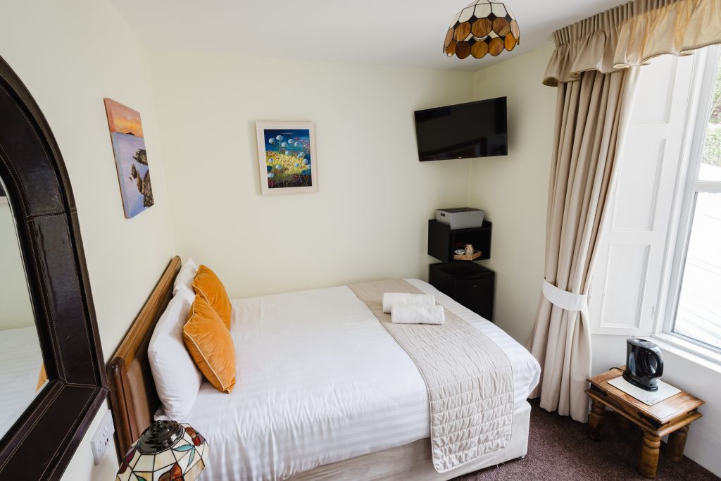 Room 5 Single with double bed