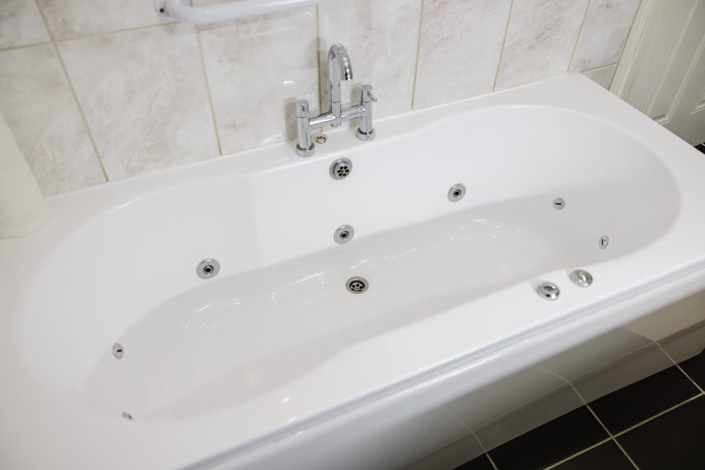 Room 2 superking whirlpool bath